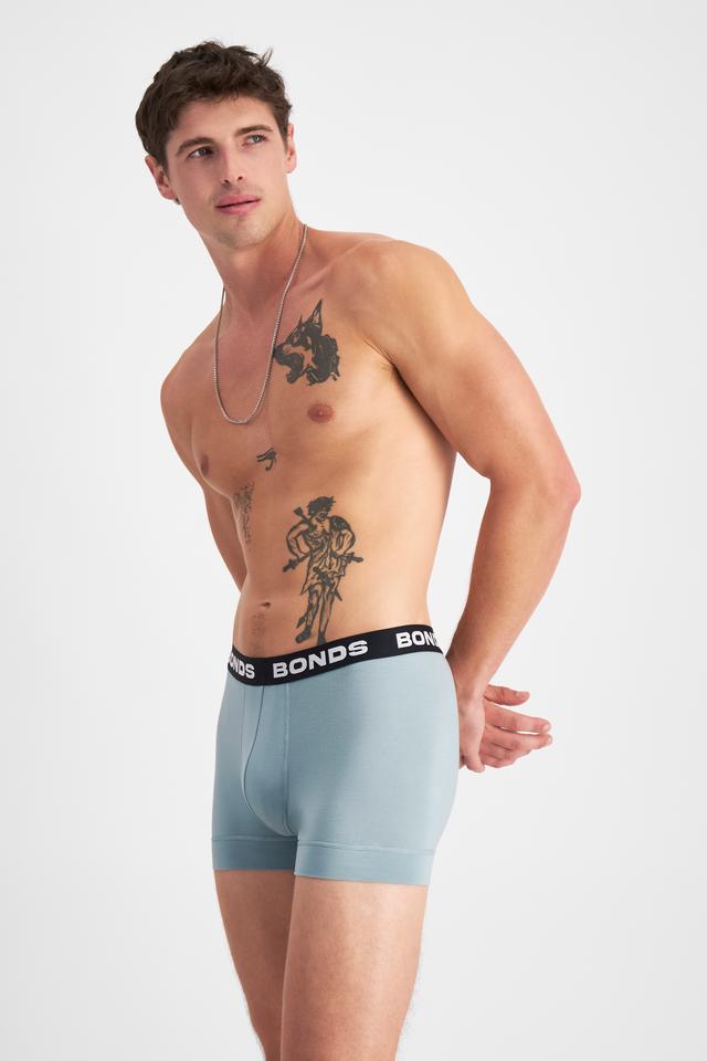 JOSH (He/Him) wears size M and is 185.48cm tall with 99cm chest and 81cm waist