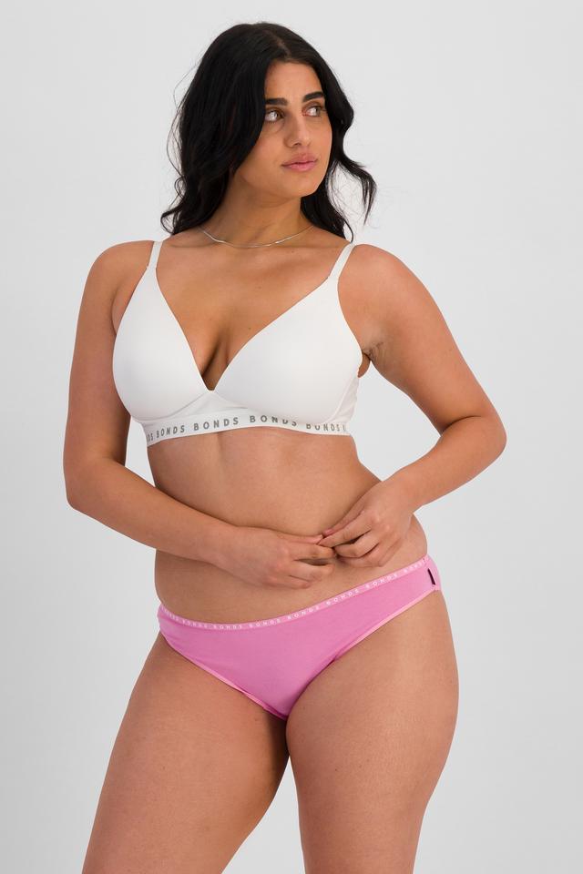 Peri (She/Her) wears size 12B and is 168cm tall with 81cm chest and 67cm waist