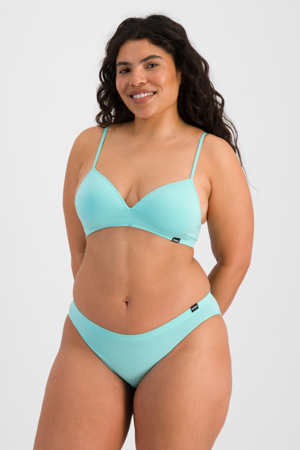 Laura (She/Her) wears size 14 and is 165cm tall with 94cm chest and 76cm waist