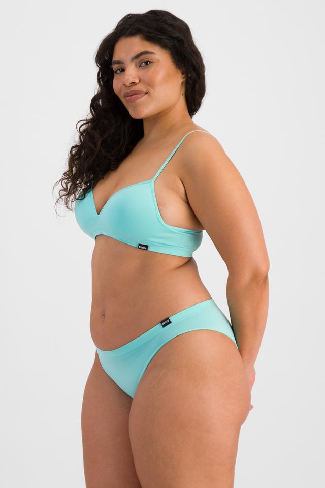 Laura (She/Her) wears size 14 and is 165cm tall with 94cm chest and 76cm waist