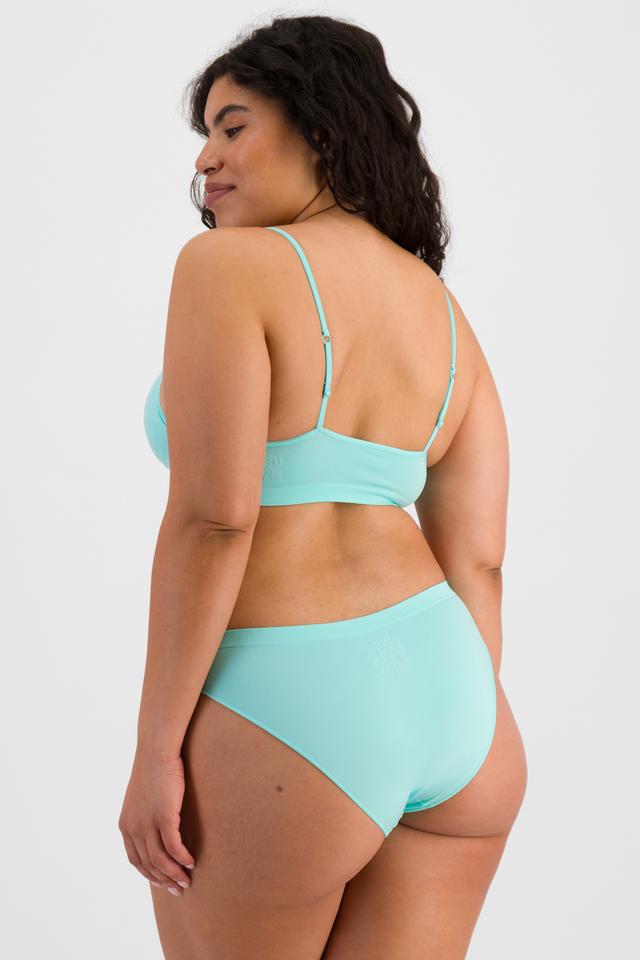 Laura (She/Her) wears size 14 and is 165cm tall with 94cm chest and 76cm waist