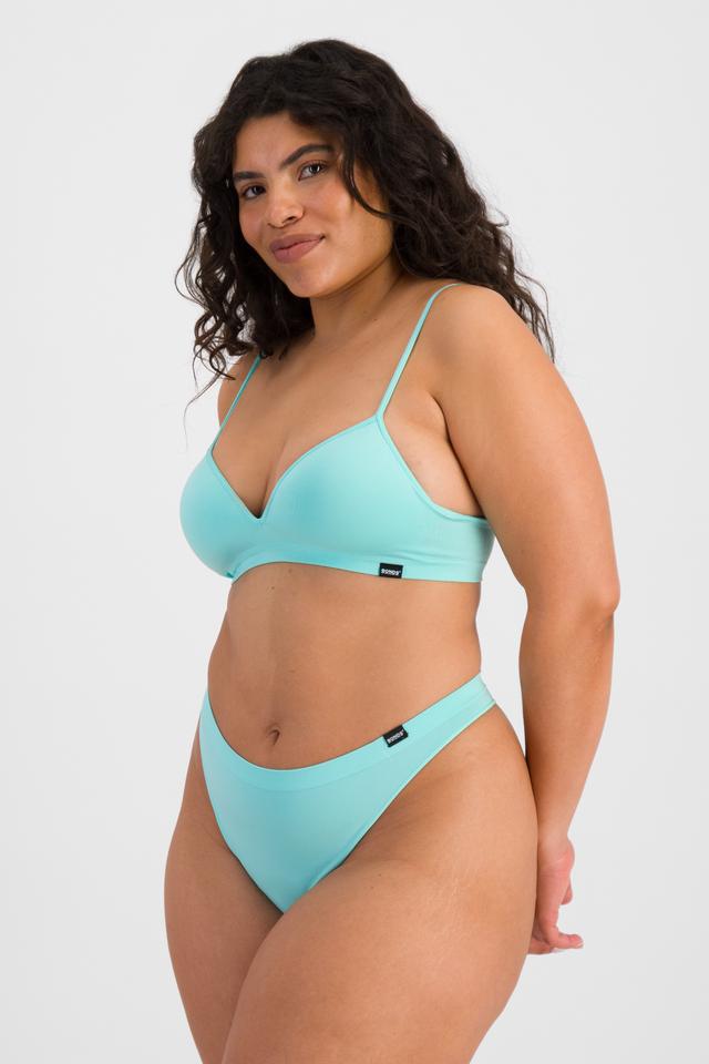Laura (She/Her) wears size 14 and is 165cm tall with 94cm chest and 76cm waist