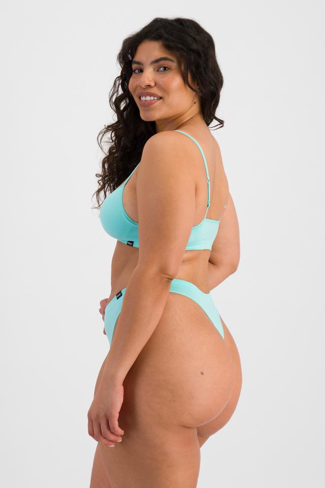 Laura (She/Her) wears size 14 and is 165cm tall with 94cm chest and 76cm waist