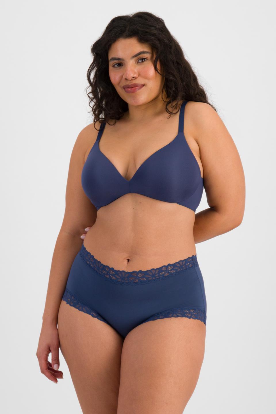 Laura (She/Her) wears size 14 and is 165cm tall with 94cm chest and 76cm waist