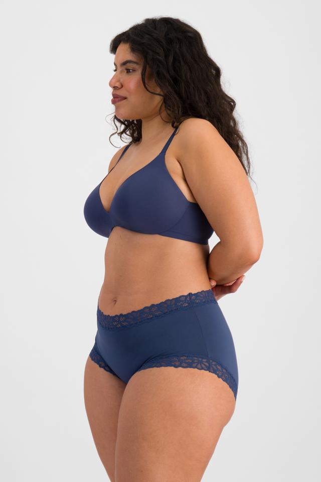 Laura (She/Her) wears size 14 and is 165cm tall with 94cm chest and 76cm waist