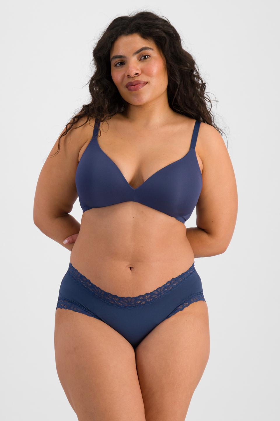 Laura (She/Her) wears size 14 and is 165cm tall with 94cm chest and 76cm waist