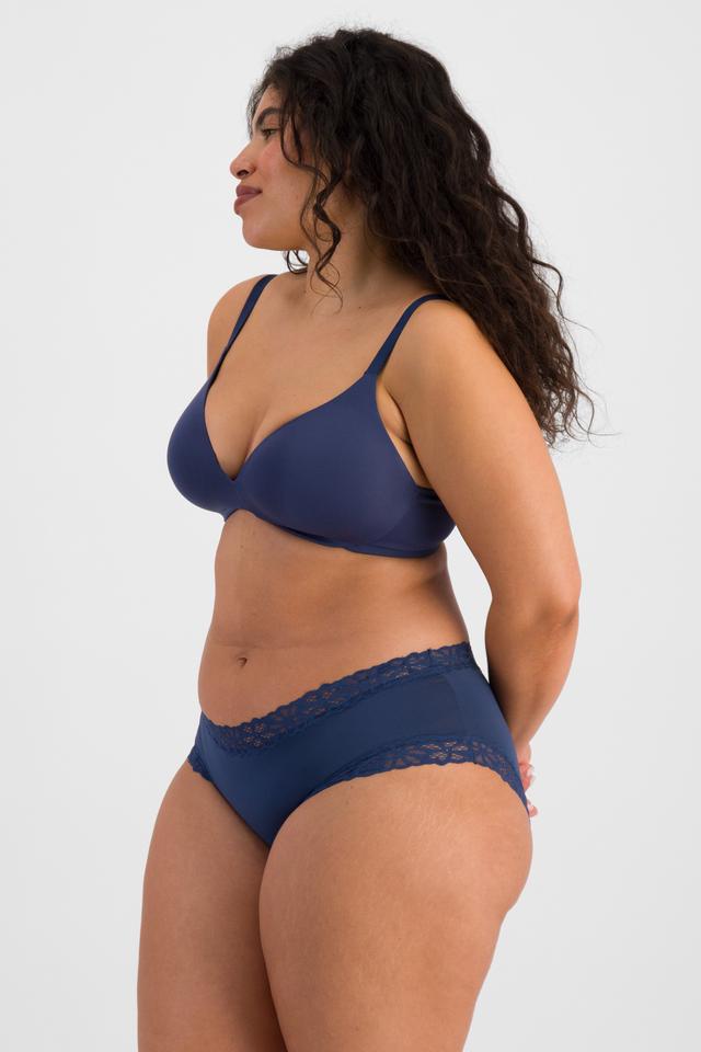 Laura (She/Her) wears size 14 and is 165cm tall with 94cm chest and 76cm waist