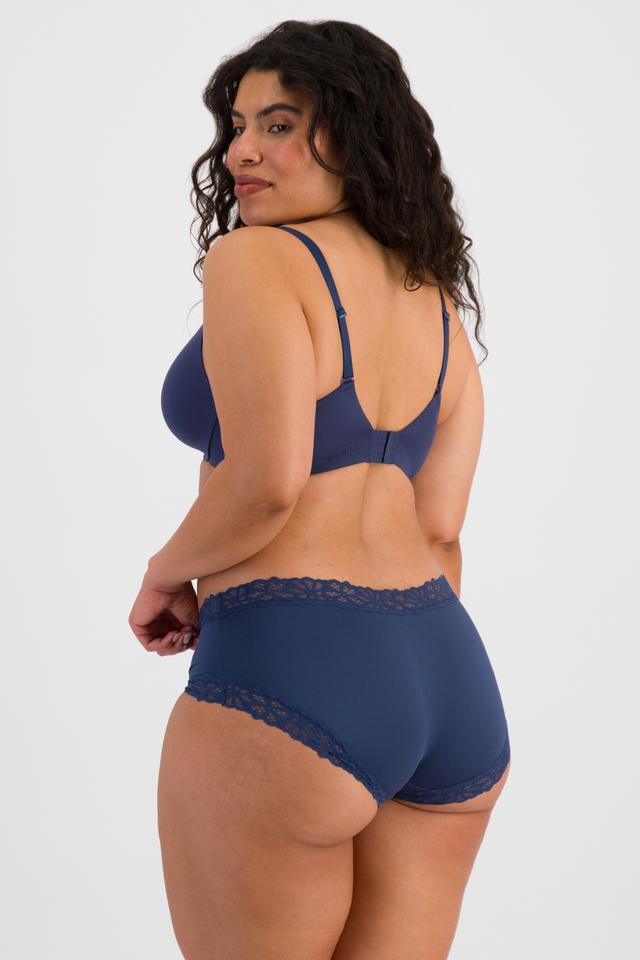 Laura (She/Her) wears size 14 and is 165cm tall with 94cm chest and 76cm waist