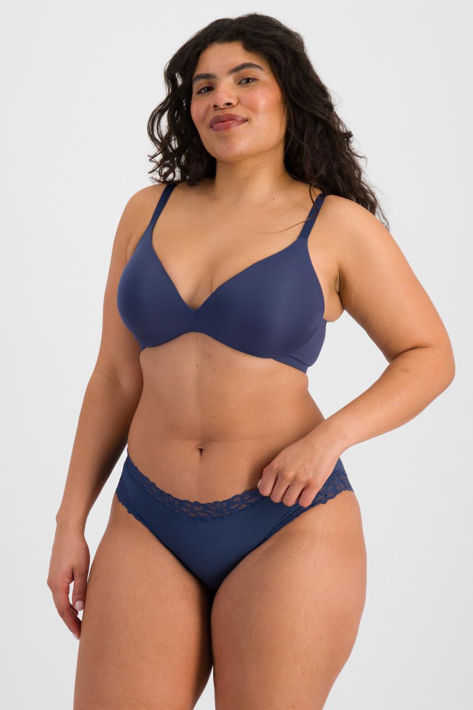 Laura (She/Her) wears size 14 and is 165cm tall with 94cm chest and 76cm waist