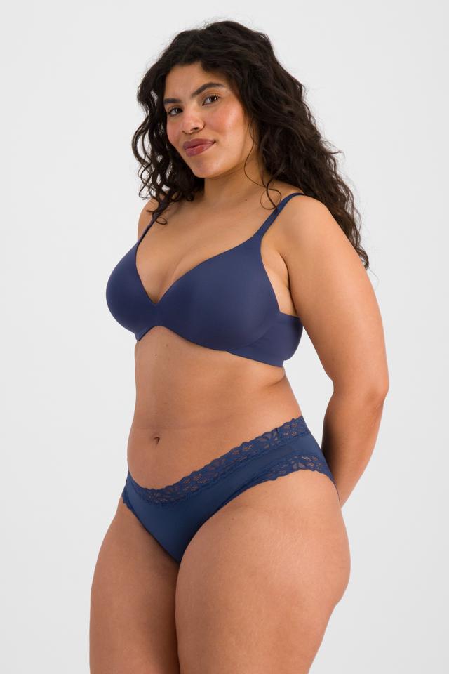 Laura (She/Her) wears size 14 and is 165cm tall with 94cm chest and 76cm waist