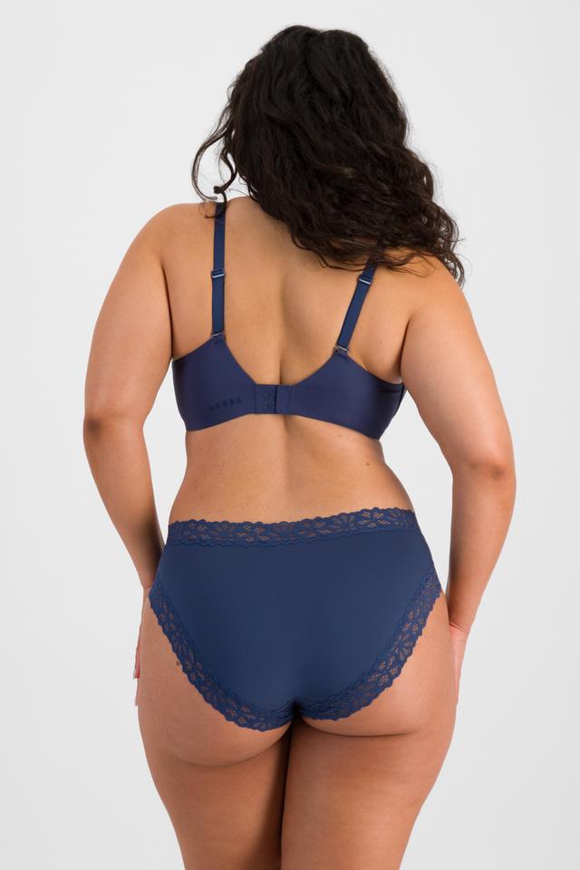 Laura (She/Her) wears size 14 and is 165cm tall with 94cm chest and 76cm waist