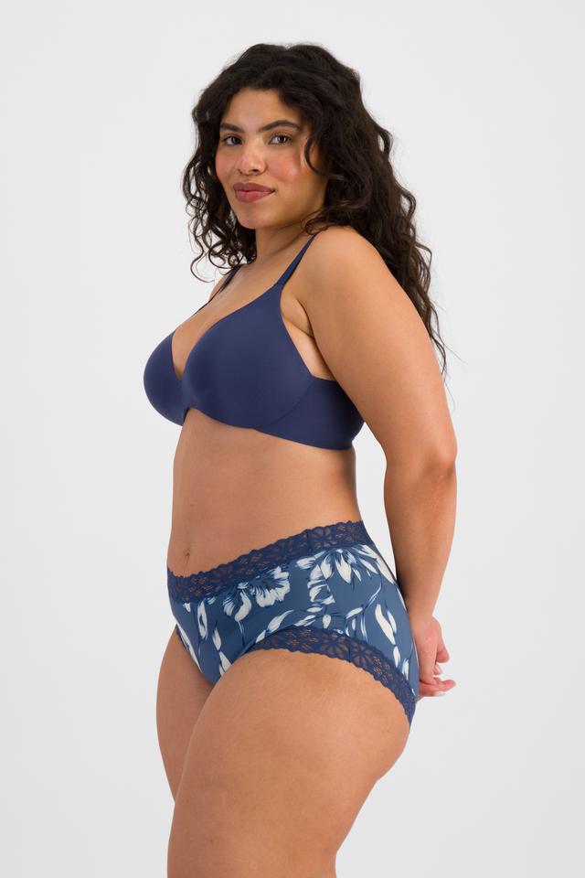 Laura (She/Her) wears size 14 and is 165cm tall with 94cm chest and 76cm waist