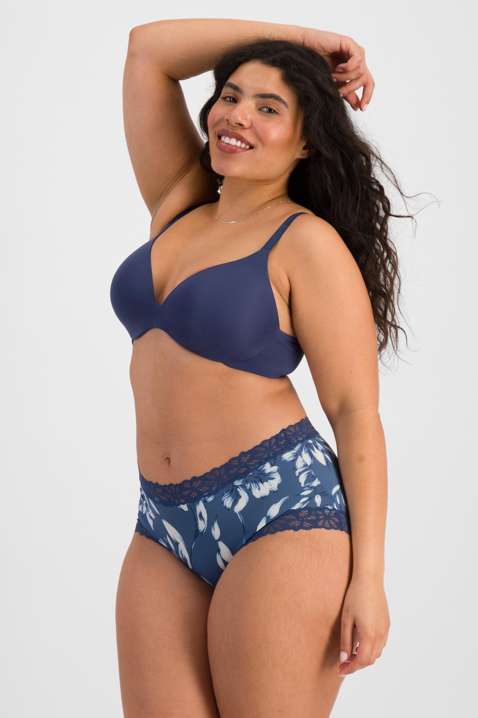 Laura (She/Her) wears size 14 and is 165cm tall with 94cm chest and 76cm waist