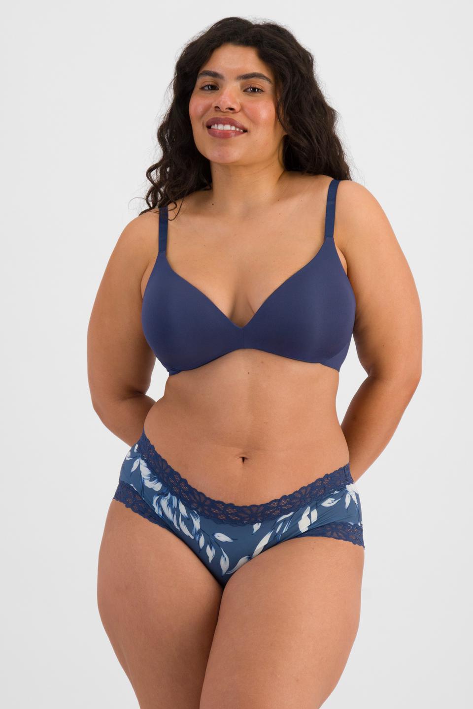 Laura (She/Her) wears size 14 and is 165cm tall with 94cm chest and 76cm waist
