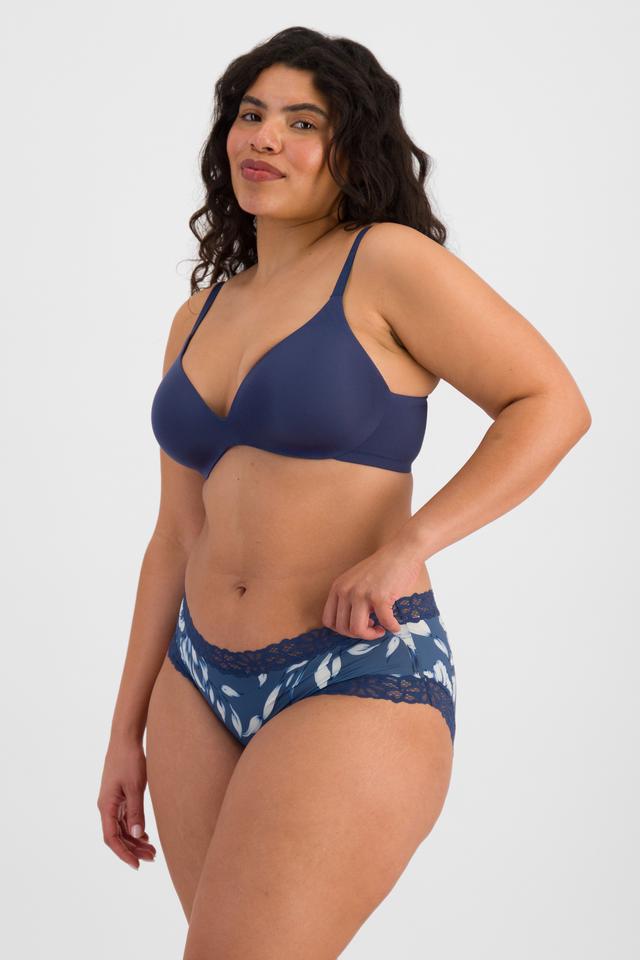 Laura (She/Her) wears size 14 and is 165cm tall with 94cm chest and 76cm waist