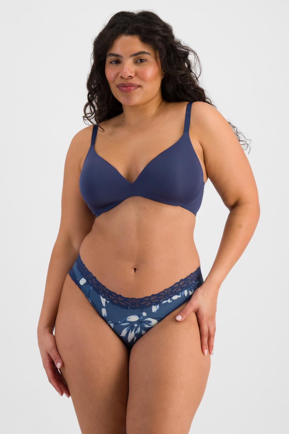 Laura (She/Her) wears size 14 and is 165cm tall with 94cm chest and 76cm waist
