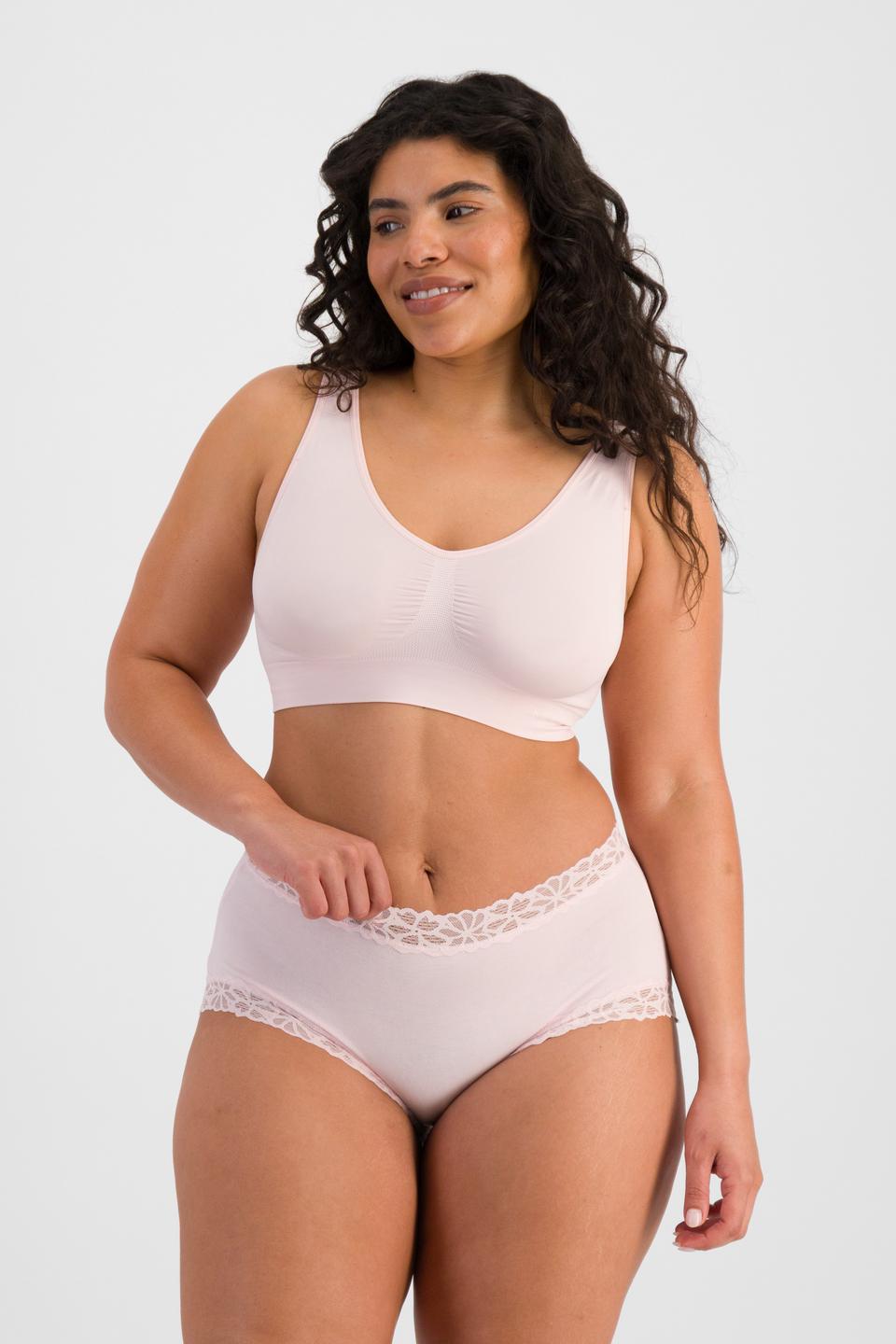 Laura (She/Her) wears size 14 and is 165cm tall with 94cm chest and 76cm waist