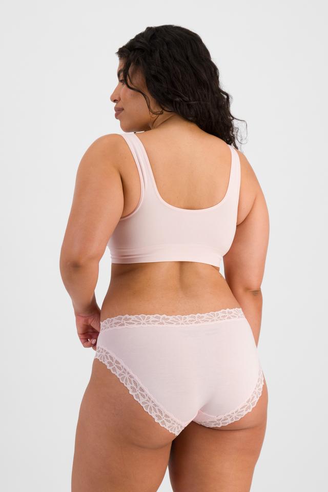Laura (She/Her) wears size 14 and is 165cm tall with 94cm chest and 76cm waist