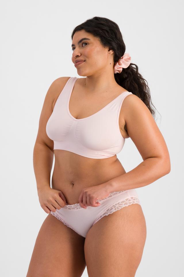 Laura (She/Her) wears size 14 and is 165cm tall with 94cm chest and 76cm waist