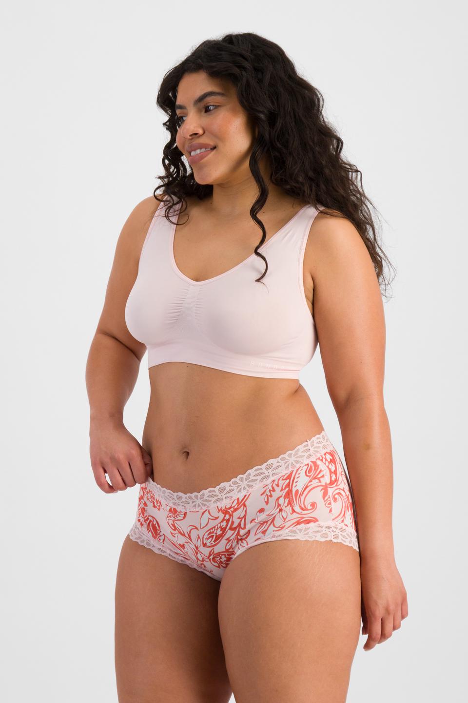Laura (She/Her) wears size 14 and is 165cm tall with 94cm chest and 76cm waist