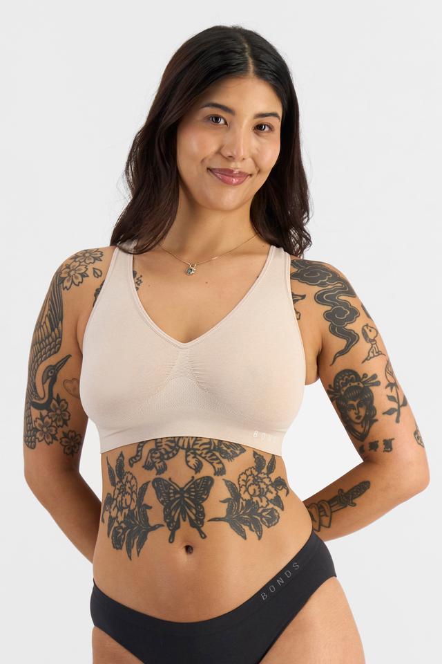 Aki (She/Her) wears size S and is 169cm tall with 90cm chest and 74cm waist