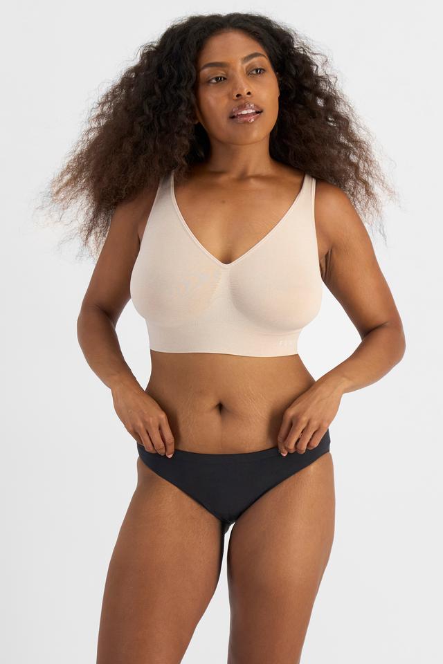 Cassaera (She/Her) wears size L and is 180cm tall with 107cm chest and 82cm waist