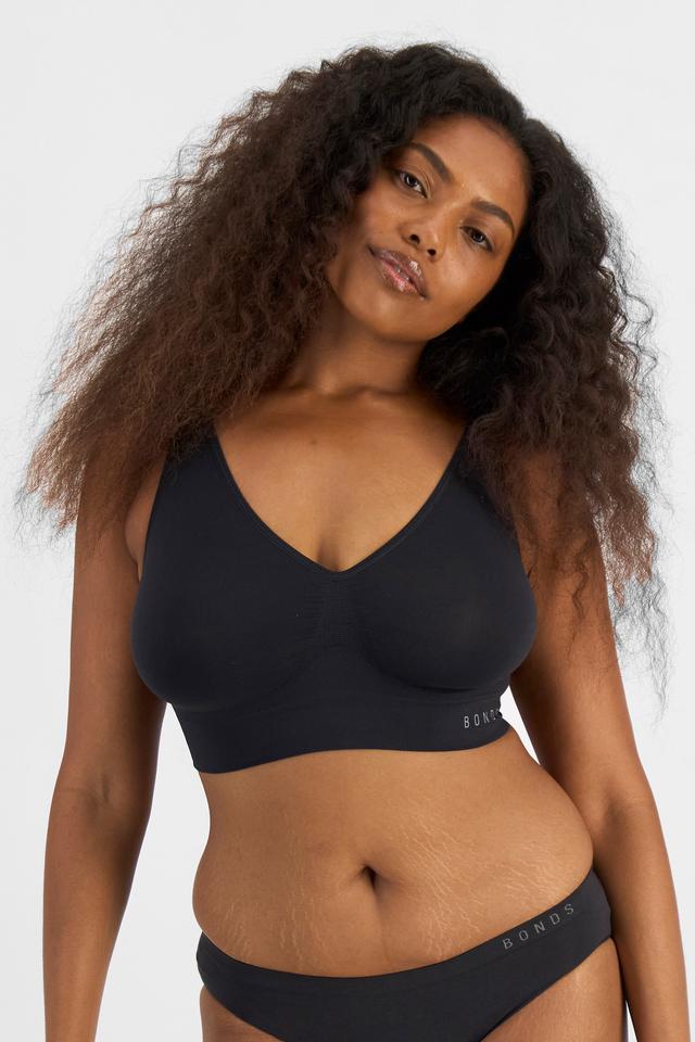 Cassaera (She/Her) wears size L and is 180cm tall with 107cm chest and 82cm waist
