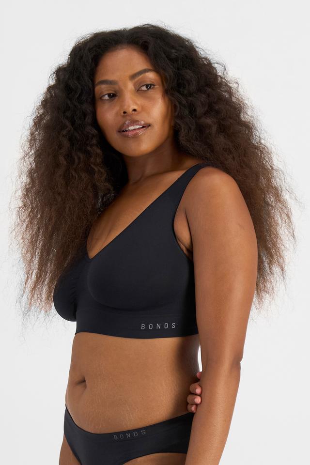 Cassaera (She/Her) wears size L and is 180cm tall with 107cm chest and 82cm waist