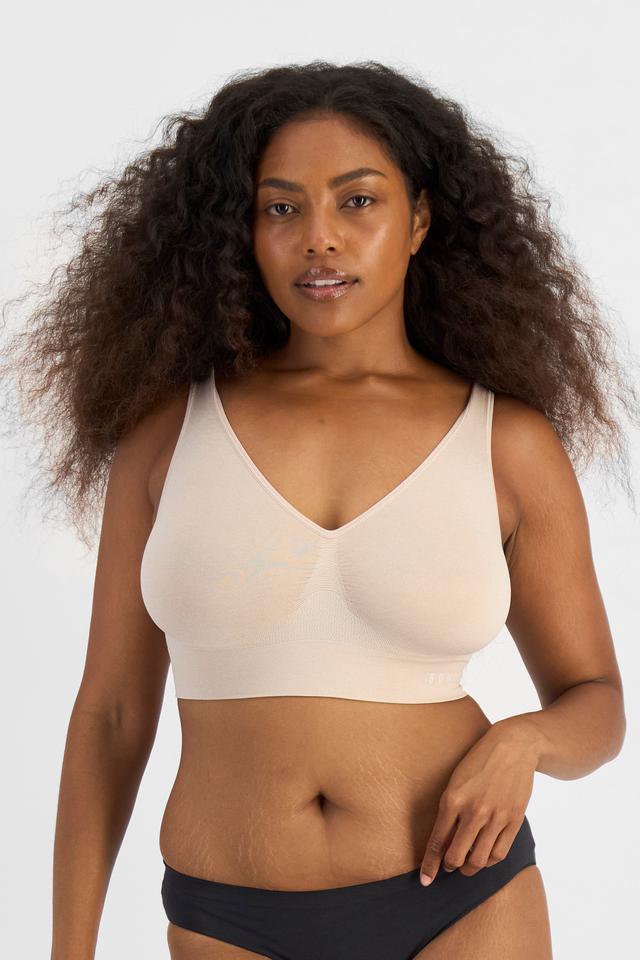 Cassaera (She/Her) wears size L and is 180cm tall with 107cm chest and 82cm waist