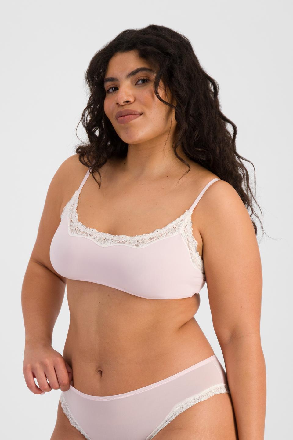 Chloe (She/Her) wears size 14 and is 165cm tall with 95cm chest and 78cm waist