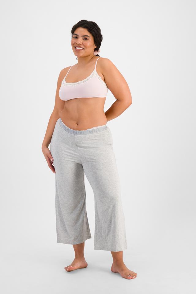 Chloe (She/Her) wears size 14 and is 165cm tall with 95cm chest and 78cm waist