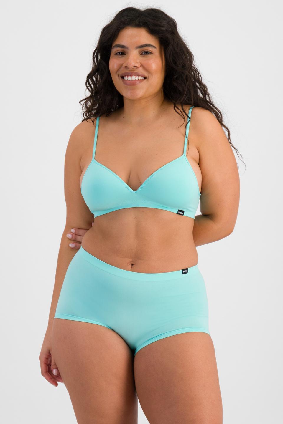 Laura (She/Her) wears size 14 and is 165cm tall with 94cm chest and 76cm waist