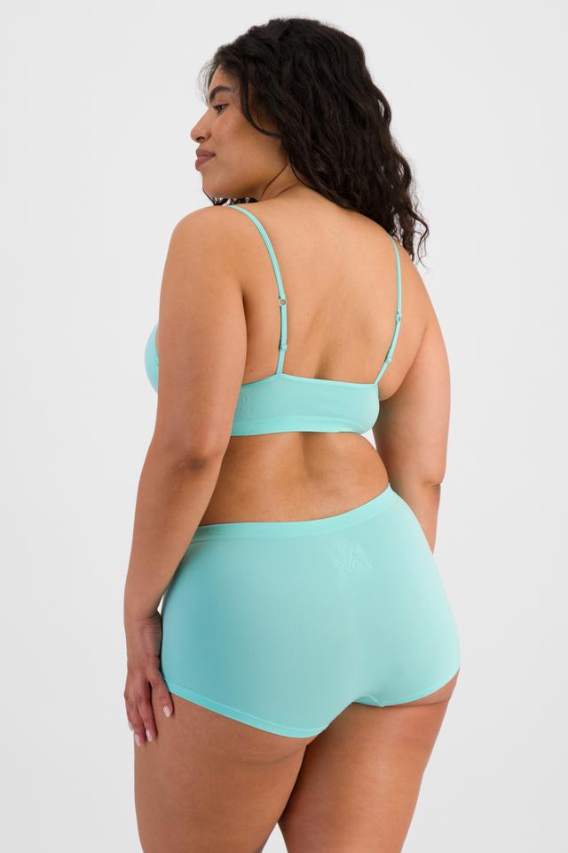 Laura (She/Her) wears size 14 and is 165cm tall with 94cm chest and 76cm waist