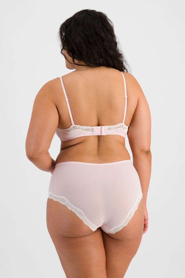 Laura (She/Her) wears size 14 and is 165cm tall with 94cm chest and 76cm waist