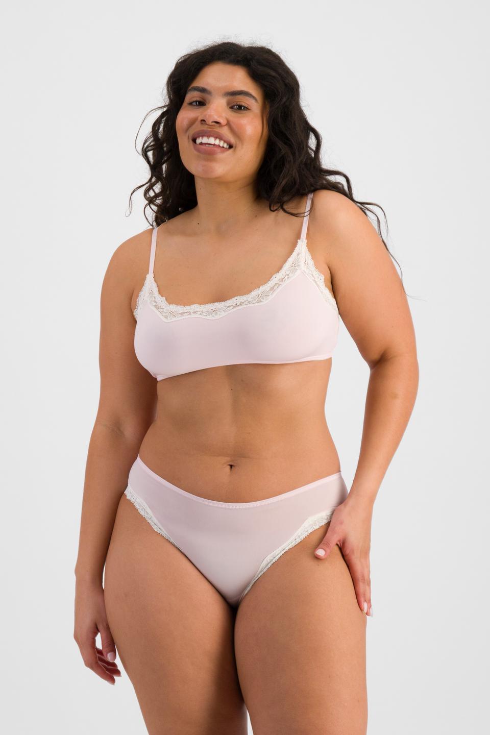 Chloe (She/Her) wears size 14 and is 165cm tall with 95cm chest and 78cm waist