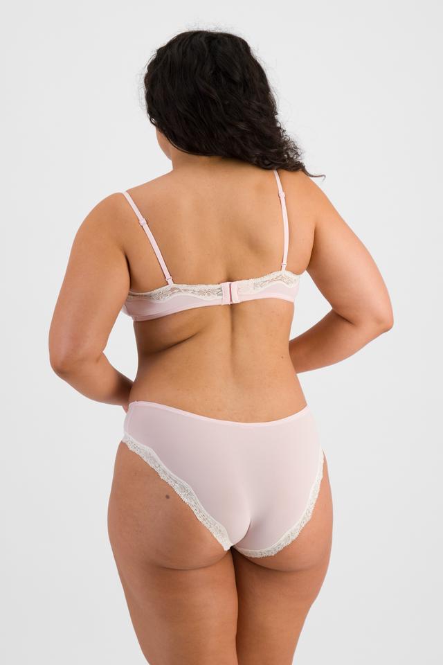 Chloe (She/Her) wears size 14 and is 165cm tall with 95cm chest and 78cm waist