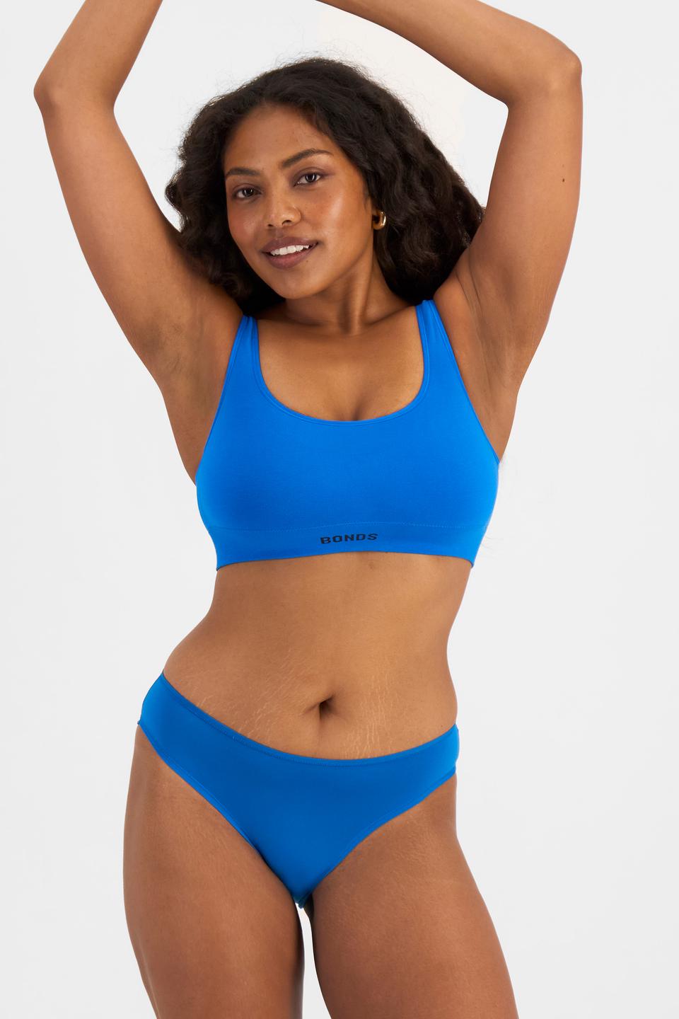 Cassaera (She/Her) wears size 14 and is 180cm tall with 107cm chest and 82cm waist