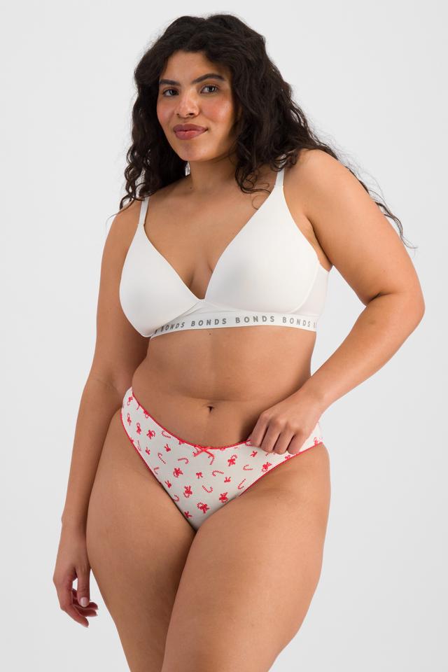 Laura (She/Her) wears size 14 and is 165cm tall with 94cm chest and 76cm waist