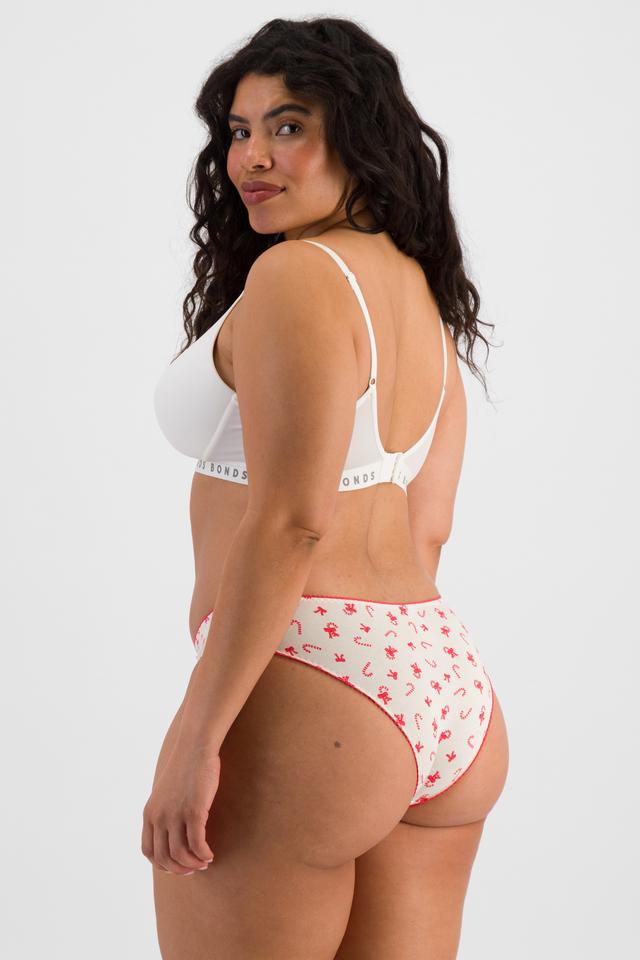 Laura (She/Her) wears size 14 and is 165cm tall with 94cm chest and 76cm waist