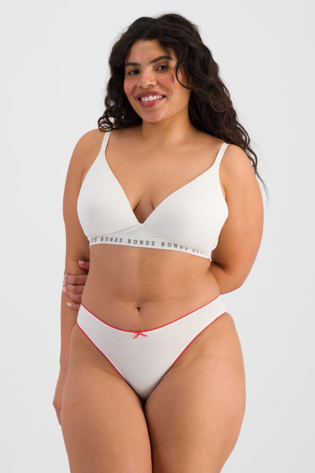 Laura (She/Her) wears size 14 and is 165cm tall with 94cm chest and 76cm waist