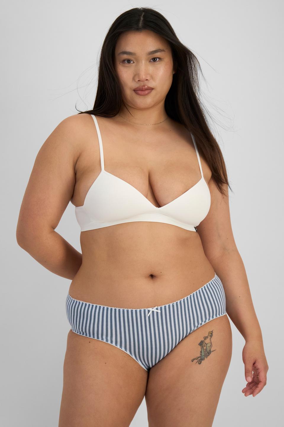 Chloe (She/Her) wears size 14 and is 165cm tall with 95cm chest and 78cm waist