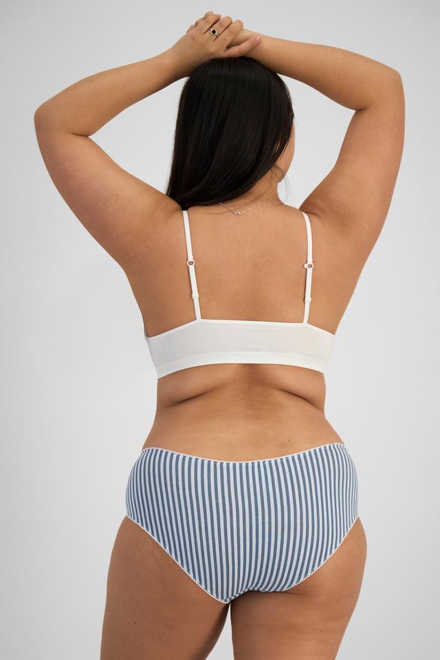 Chloe (She/Her) wears size 14 and is 165cm tall with 95cm chest and 78cm waist