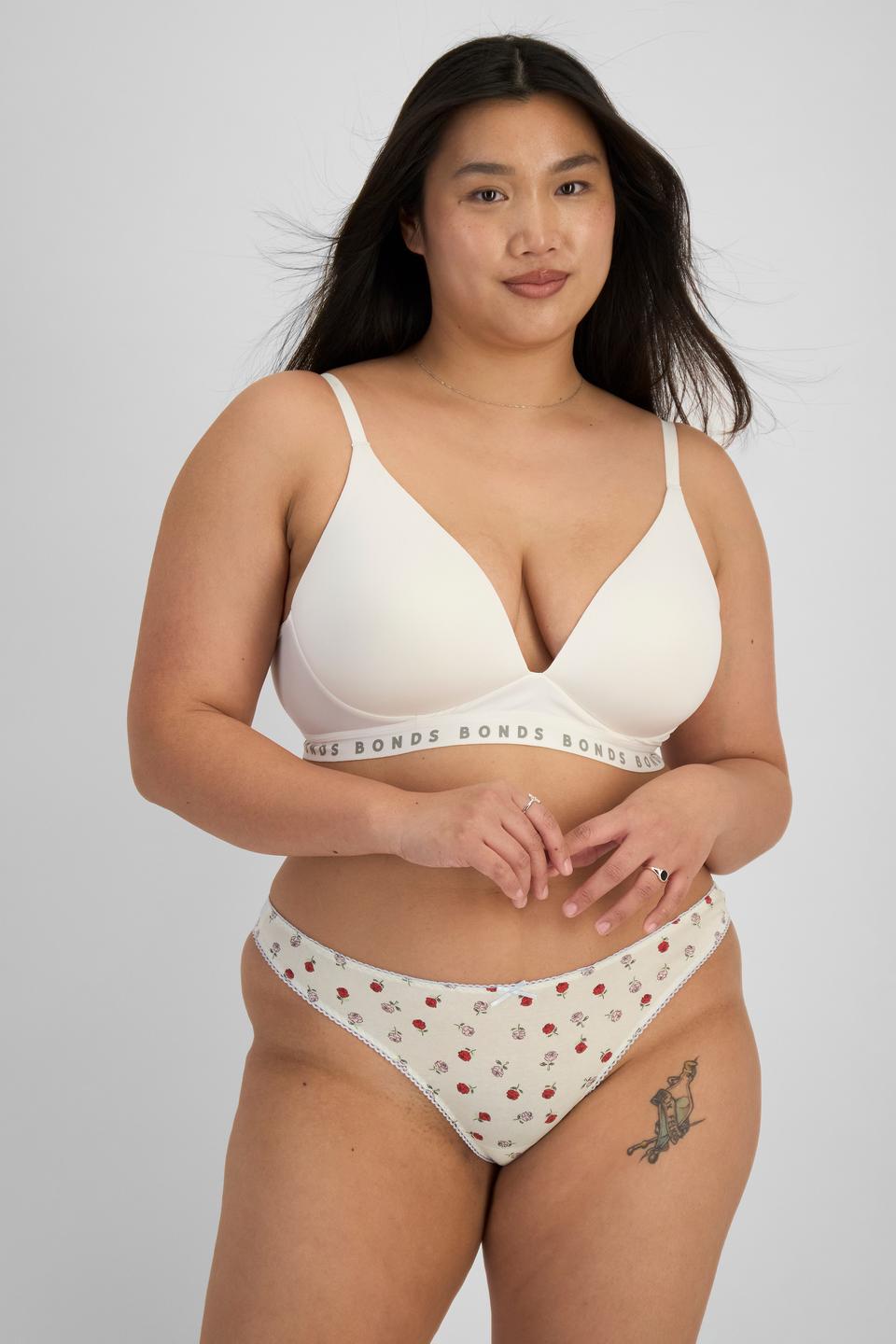 Chloe (She/Her) wears size 14 and is 165cm tall with 95cm chest and 78cm waist
