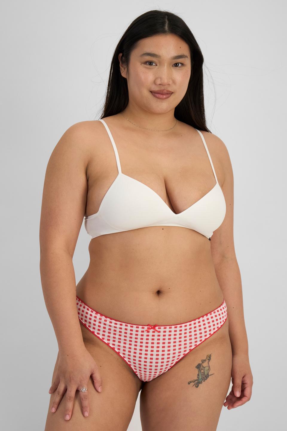 Chloe (She/Her) wears size 14 and is 165cm tall with 95cm chest and 78cm waist