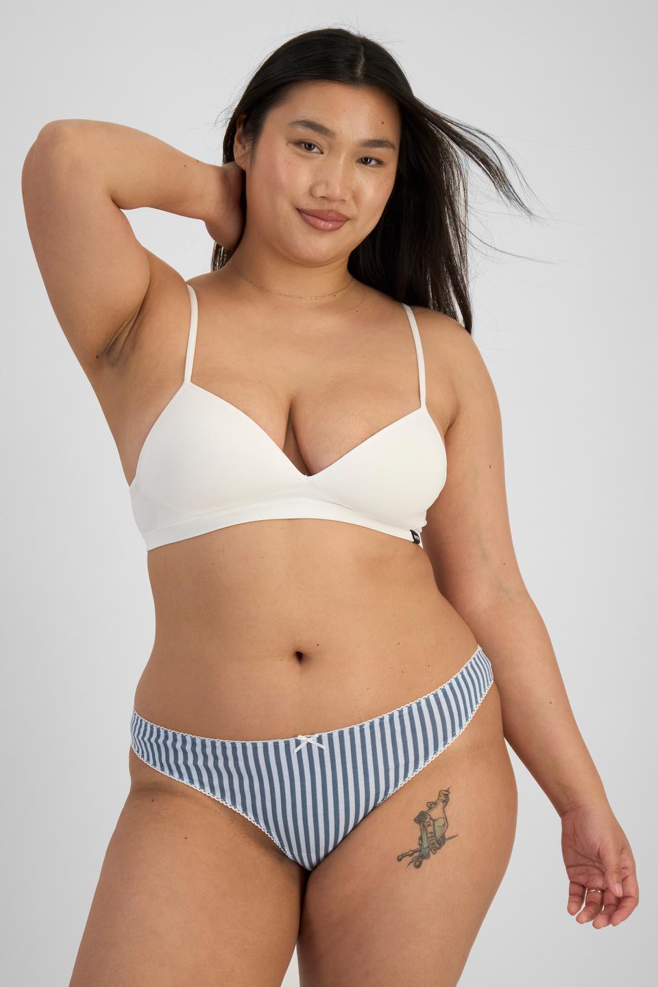 Chloe (She/Her) wears size 14 and is 165cm tall with 95cm chest and 78cm waist