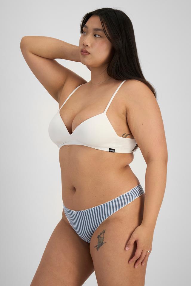 Chloe (She/Her) wears size 14 and is 165cm tall with 95cm chest and 78cm waist