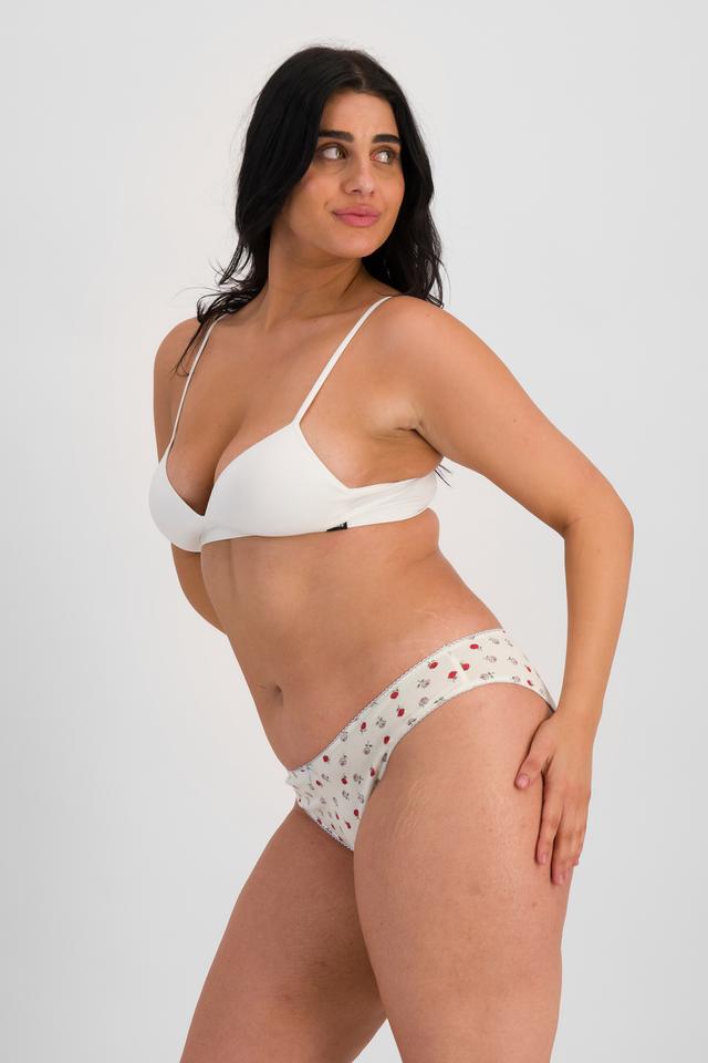 Grace (She/Her) wears size 14 and is 170cm tall with 97.8cm chest and 82.6cm waist