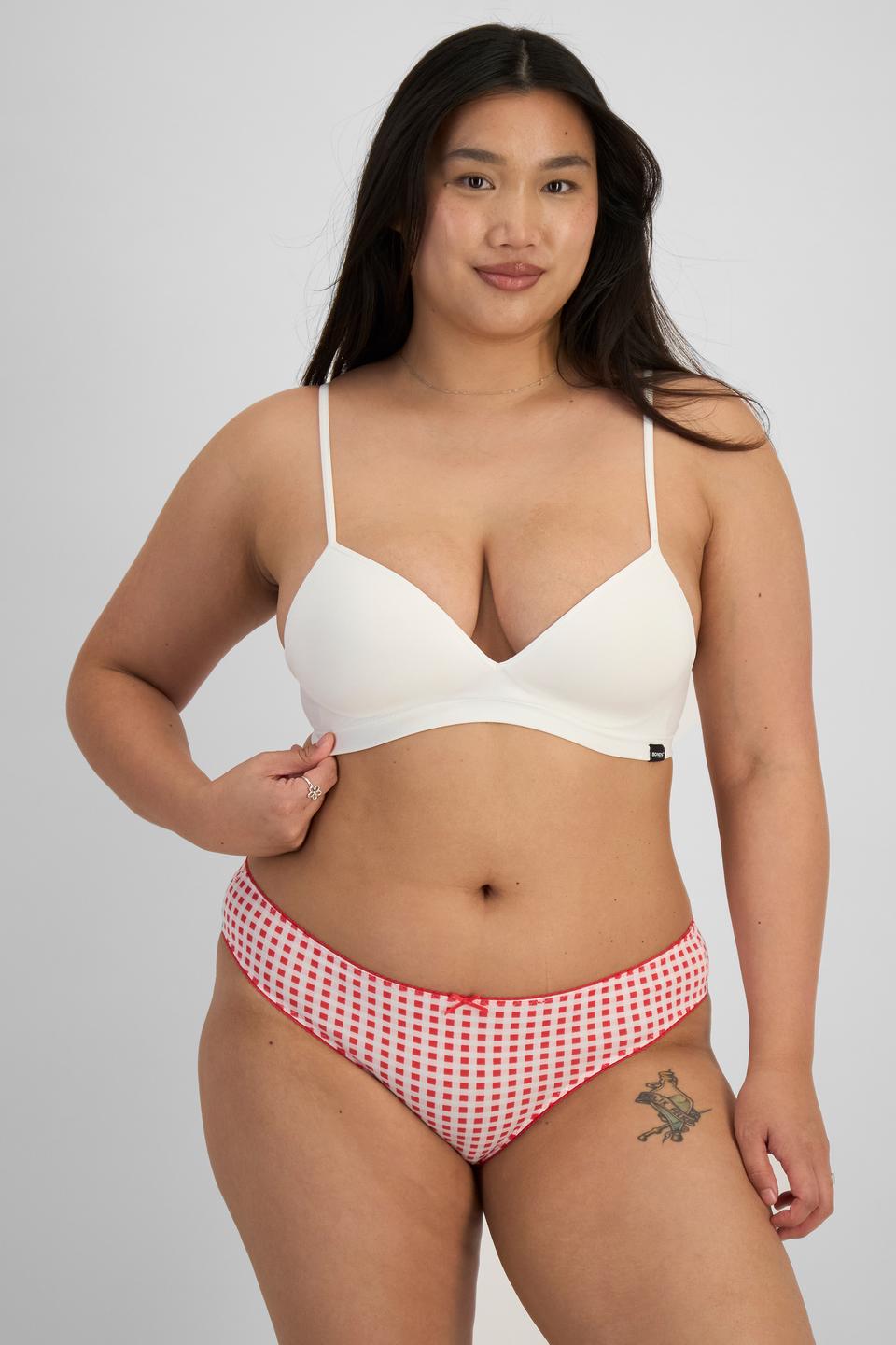 Chloe (She/Her) wears size 14 and is 165cm tall with 95cm chest and 78cm waist