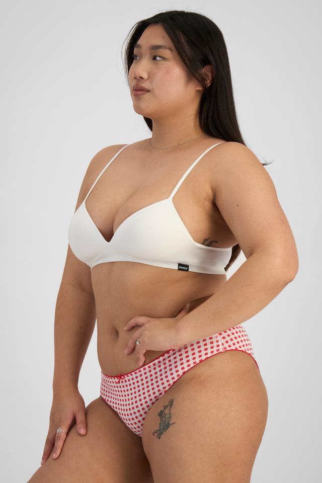 Chloe (She/Her) wears size 14 and is 165cm tall with 95cm chest and 78cm waist