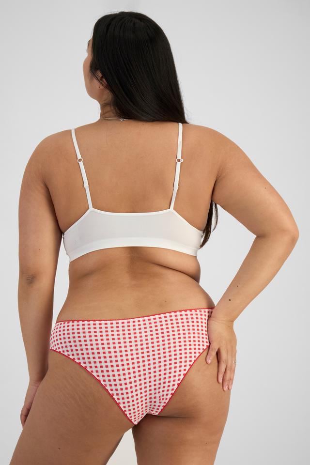 Chloe (She/Her) wears size 14 and is 165cm tall with 95cm chest and 78cm waist
